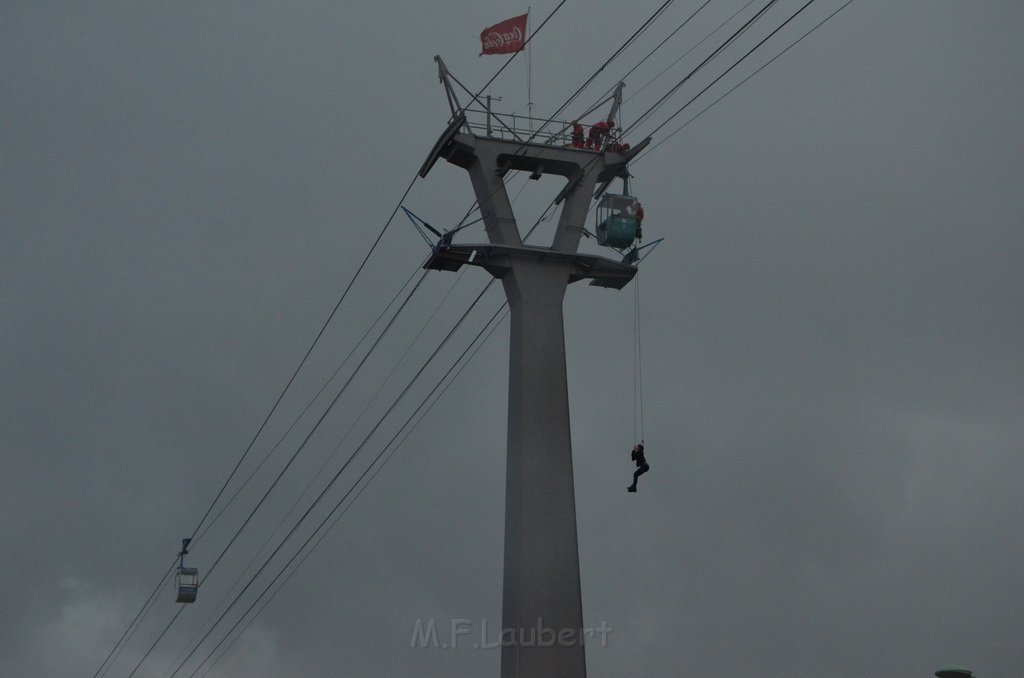 Einsatz BF Hoehenretter Koelner Seilbahn Hoehe Zoobruecke P2143.JPG